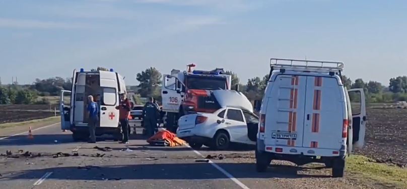 Легковушка влетела в грузовик на трассе в Каневском районе, водитель погиб